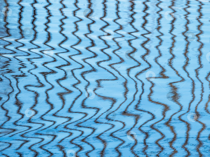 Скачать фон с геометрическим отражением на голубой воде фотосток Ozero