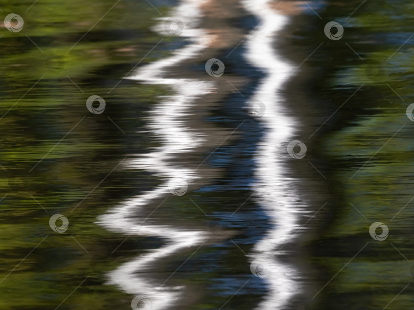 Скачать Яркий фон с геометрическим отражением на воде. фотосток Ozero