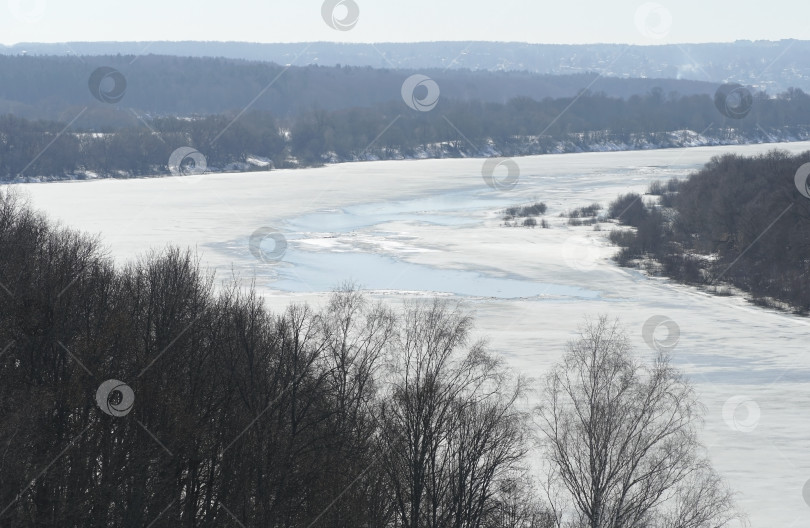 Скачать Промоины льда на излучине реки весной. Весенние промоины льда на излучине Оки. фотосток Ozero