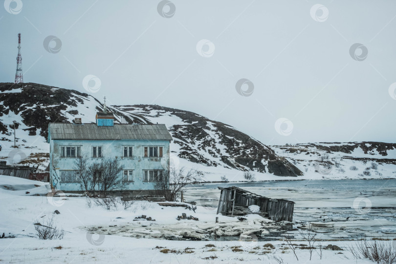 Скачать Брошенное здание на берегу залива в Териберке фотосток Ozero