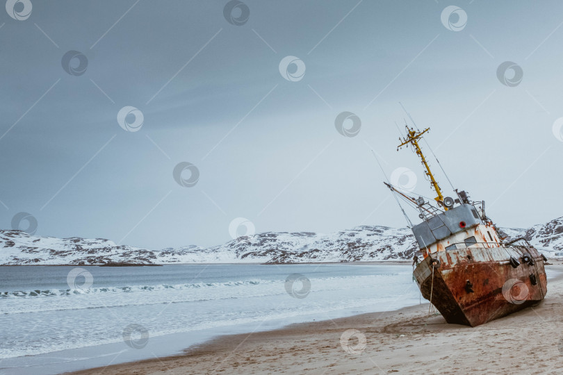 Скачать Заброшенный корабль на побережье залива в Териберке фотосток Ozero