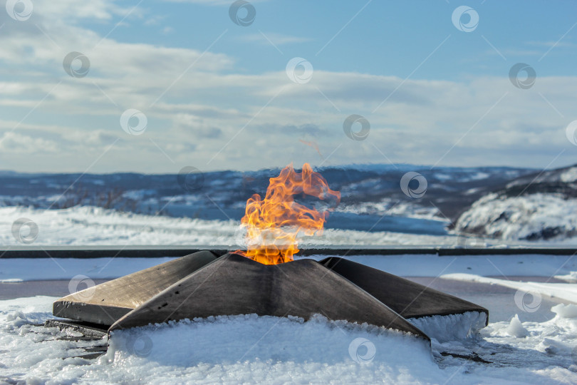 Скачать Вечный огонь в городе-герое Мурманске фотосток Ozero