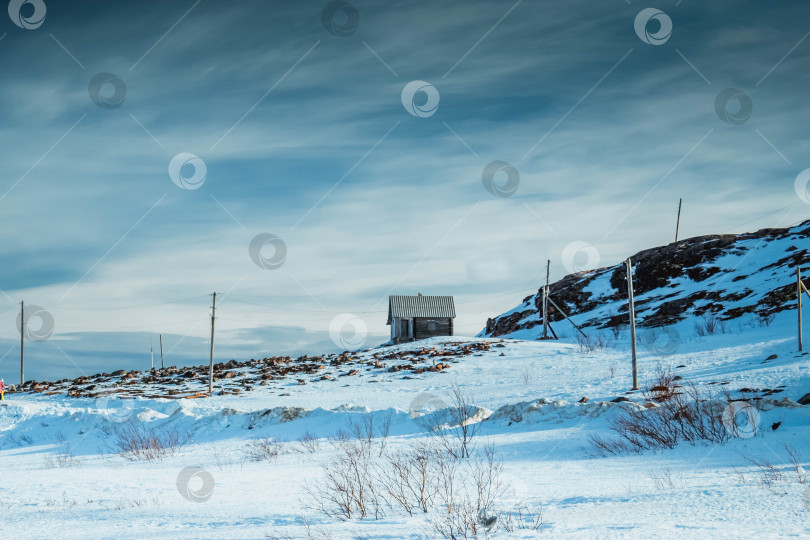 Скачать Деревянный дом на снежной возвышенности фотосток Ozero
