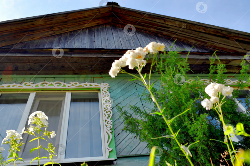 Скачать Окно деревенского дома с резным наличником фотосток Ozero