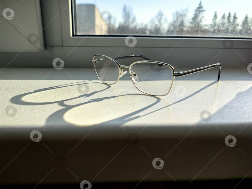 Скачать Очки на подоконнике фотосток Ozero