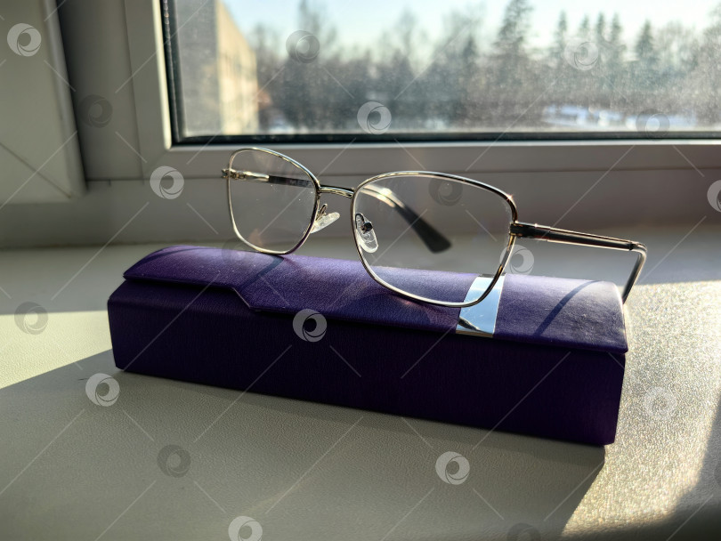 Скачать Женские очки с футляром на подоконнике фотосток Ozero