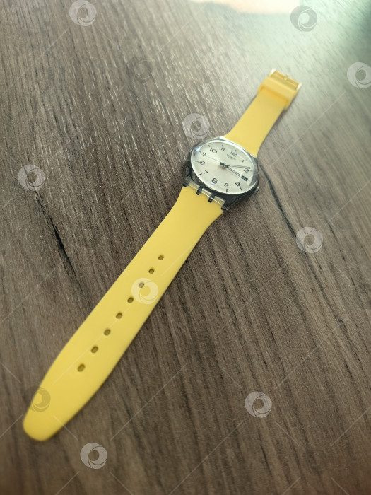 Скачать Женские часы Swatch с желтым ремешком фотосток Ozero