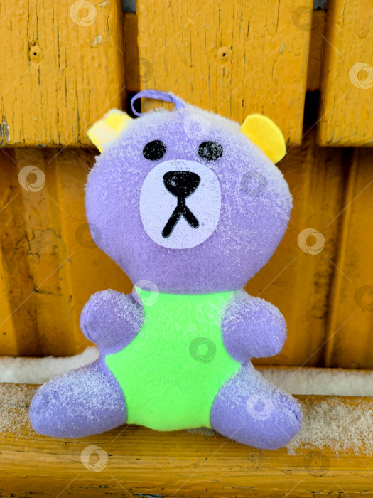 Скачать Мягкая игрушка "Медведь", забытый на скамье фотосток Ozero