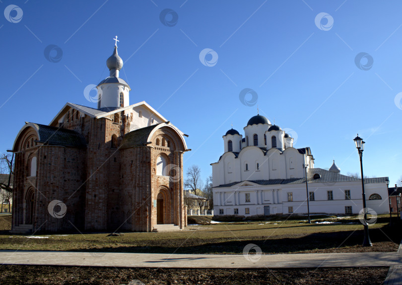 Скачать Пятницкая церковь и Николо-Дворищенский  собор в Великом Новгороде. фотосток Ozero