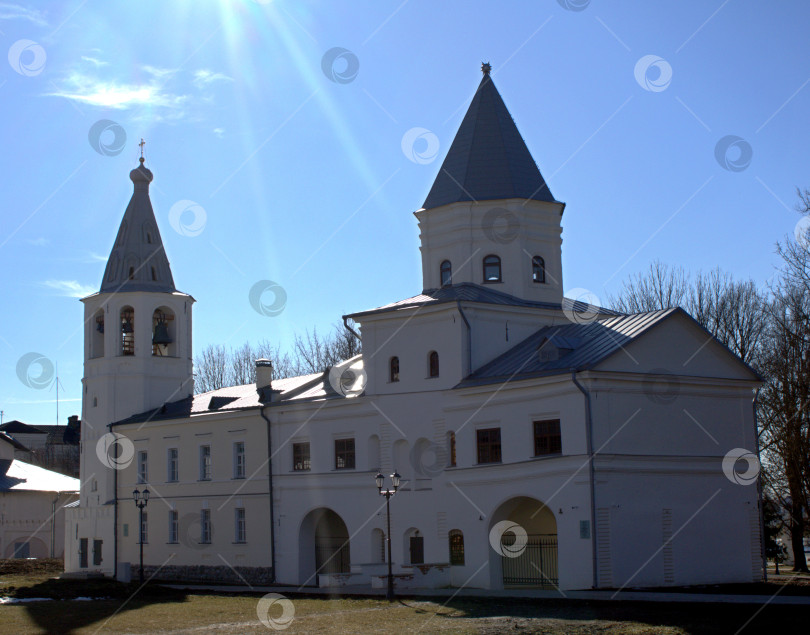 Скачать Великий Новгород. Россия. Март 2026г. Белый храм под солнечными лучами. фотосток Ozero
