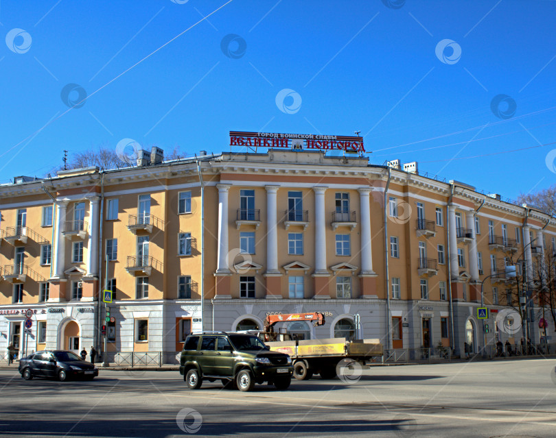 Скачать Улица с большим зданием. фотосток Ozero