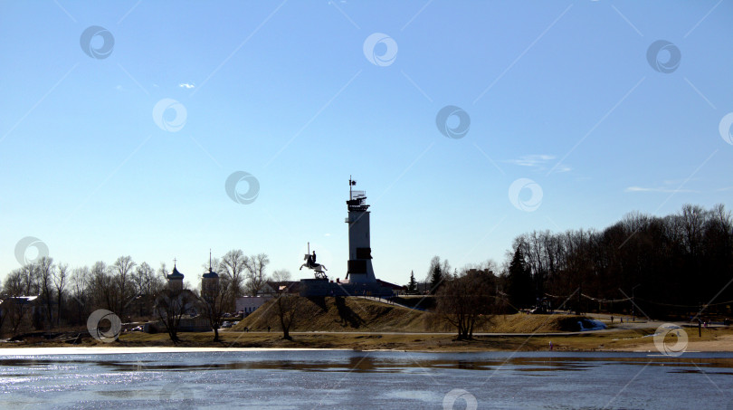 Скачать Вид с реки Волхов на монумент Победы в Великом Новгороде. фотосток Ozero