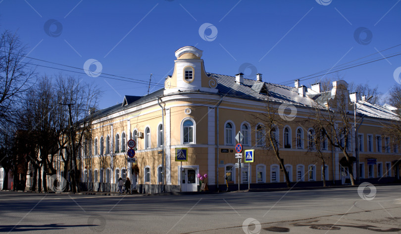 Скачать Желтый двухэтажный дом на перекрестке улиц Большая Московская и Бояна. фотосток Ozero