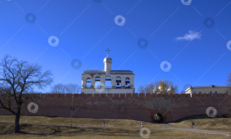 Скачать Софийская звонница в Новгородском Детинце за крепостной стеной. фотосток Ozero