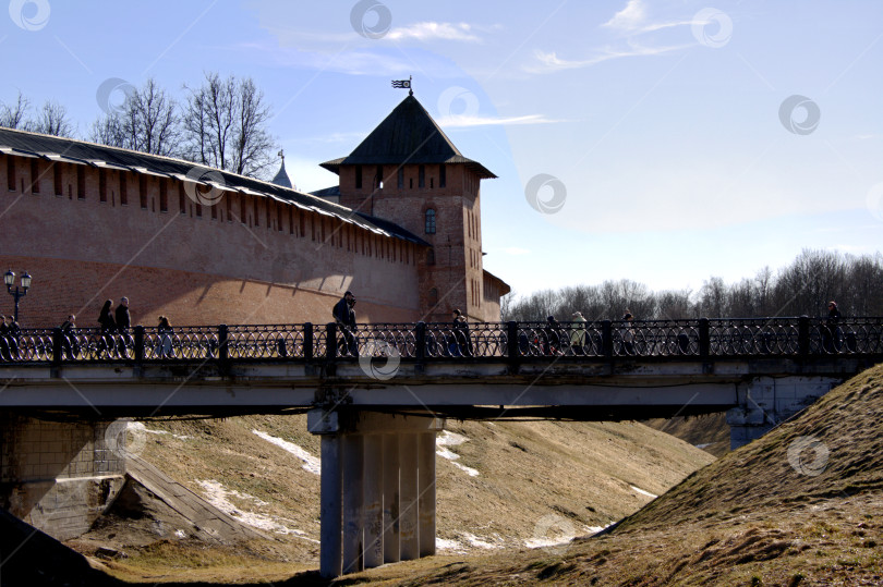 Скачать Мост и крепостная стена Новгородского Кремля. фотосток Ozero