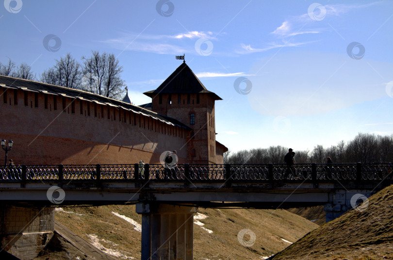Скачать Мост на фоне крепостной стены Детинца в Великом Новгороде. фотосток Ozero