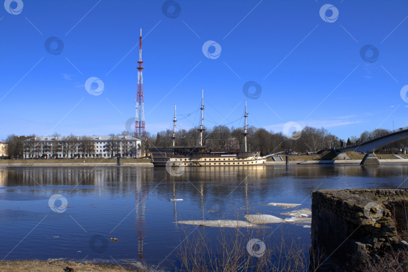 Скачать Фрегат-ресторан  на реке Волхов в Великом Новгороде. фотосток Ozero