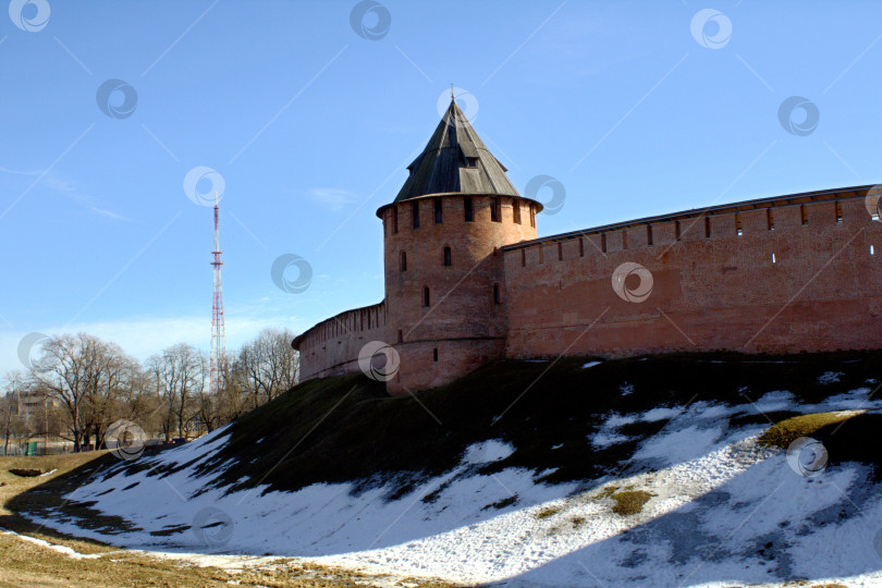 Скачать Крепостная стена с башней Новгородского Кремля. фотосток Ozero
