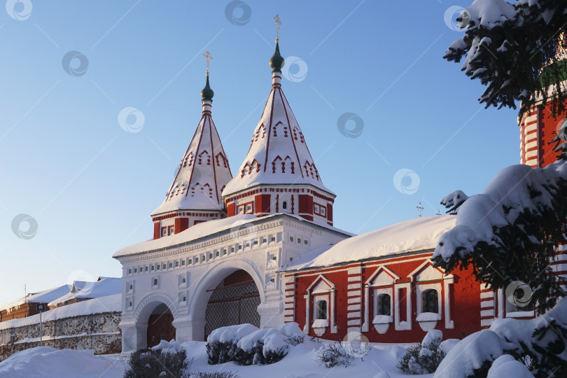 Скачать Двухшатровые Святые ворота Ризоположенского монастыря зимой. Суздаль. Золотое Кольцо России. Суздаль, Владимирская обл., Россия. Январь, 31.2026 г. фотосток Ozero