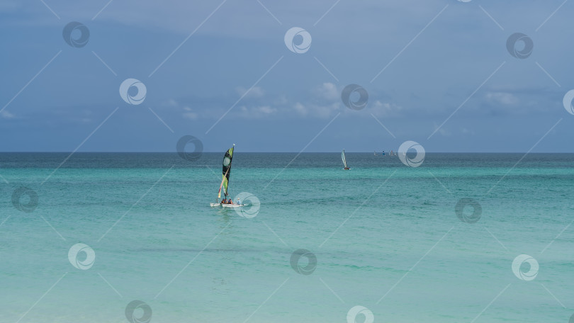 Скачать Бескрайний аквамариновый океан. Солнечный летний день. фотосток Ozero