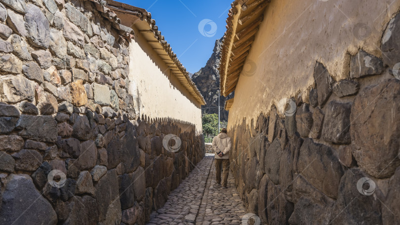 Скачать Узкая улочка между стенами старых каменных зданий. фотосток Ozero