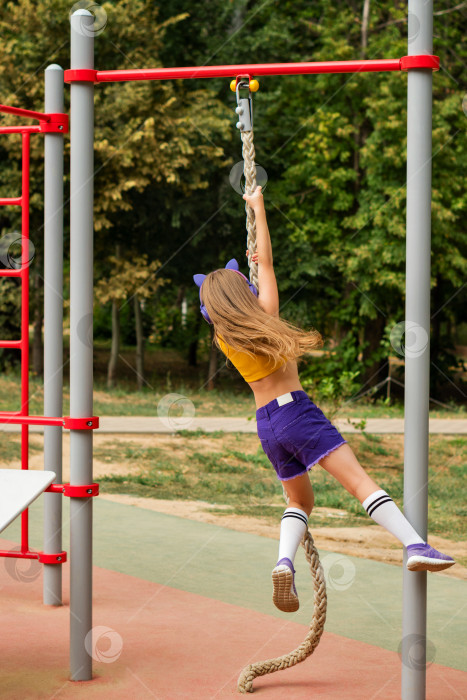Скачать Школьница-подросток тренируется на спортивной площадке фотосток Ozero