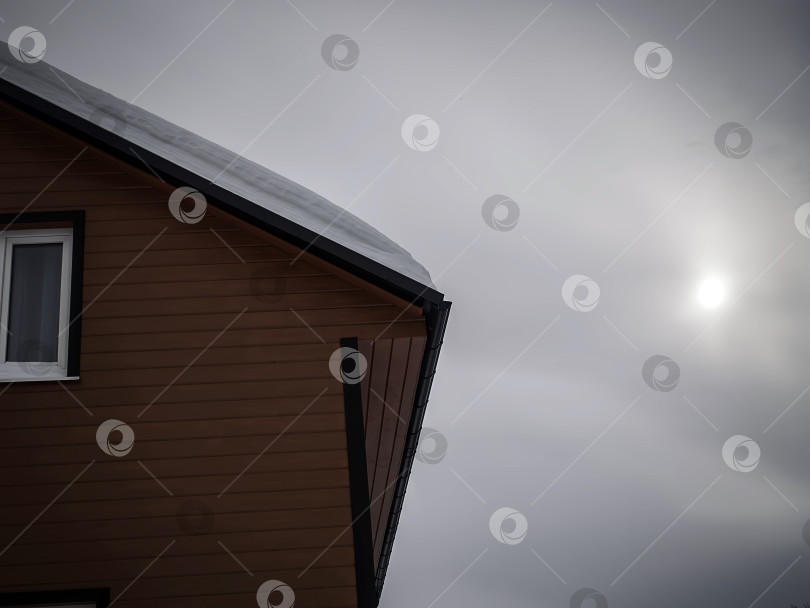 Скачать Заснеженный дачный поселок в пасмурный день фотосток Ozero