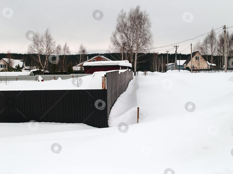 Скачать Заснеженный дачный поселок в пасмурный день фотосток Ozero