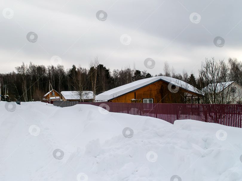 Скачать Заснеженный дачный поселок в пасмурный день фотосток Ozero