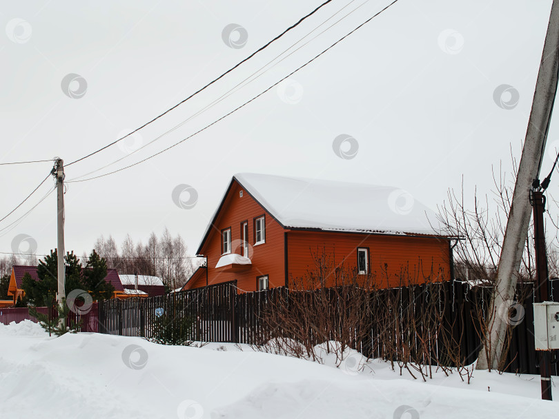 Скачать Заснеженный дачный поселок в пасмурный день фотосток Ozero