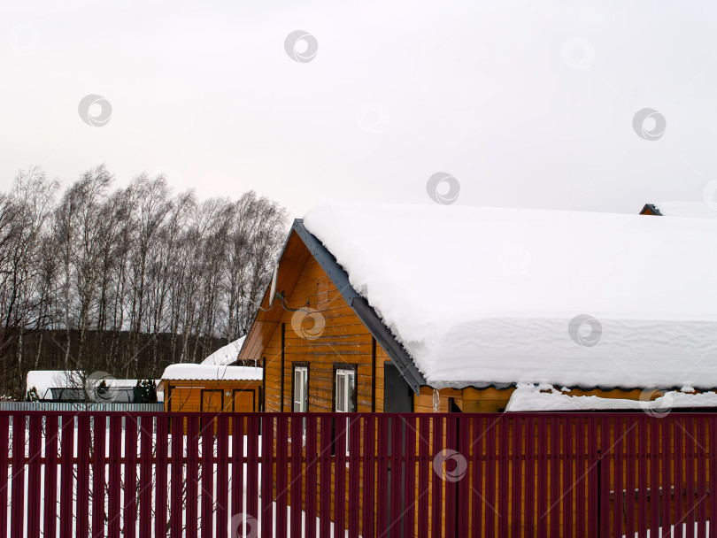 Скачать Заснеженный дачный поселок в пасмурный день фотосток Ozero