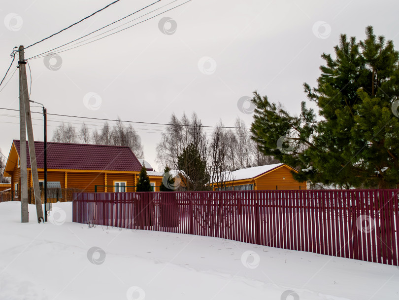 Скачать Заснеженный дачный поселок в пасмурный день фотосток Ozero