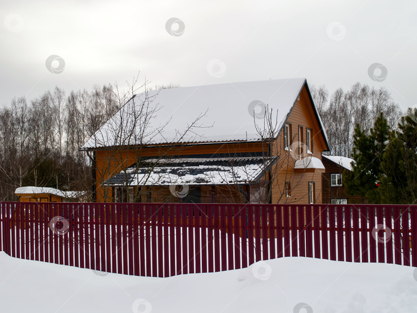 Скачать Заснеженный дачный поселок в пасмурный день фотосток Ozero
