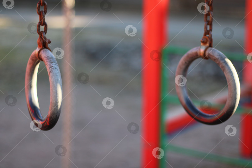 Скачать металлические спортивные кольца на спортивной площадке, фотосток Ozero