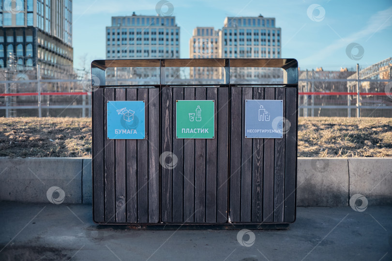 Скачать Москва, Россия, 22.03.2026. Контейнеры для раздельного сбора мусора в современном городе: бумага, пластик и несортируемые отходы. фотосток Ozero