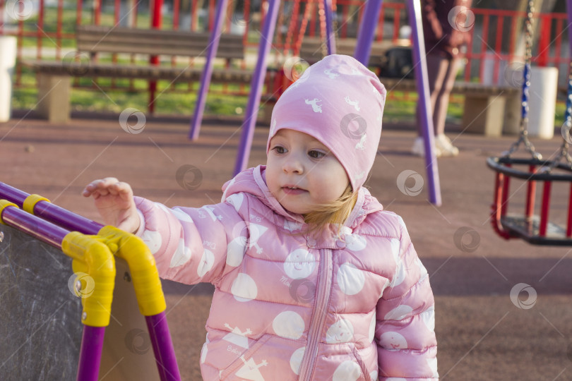 Скачать Портрет маленькой смеющейся белокурой девочки на природе с размытым фоном фотосток Ozero