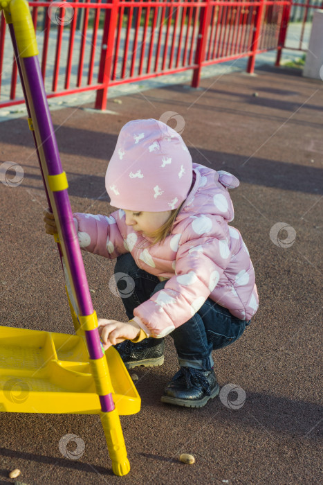 Скачать Портрет маленькой смеющейся белокурой девочки на природе с размытым фоном фотосток Ozero