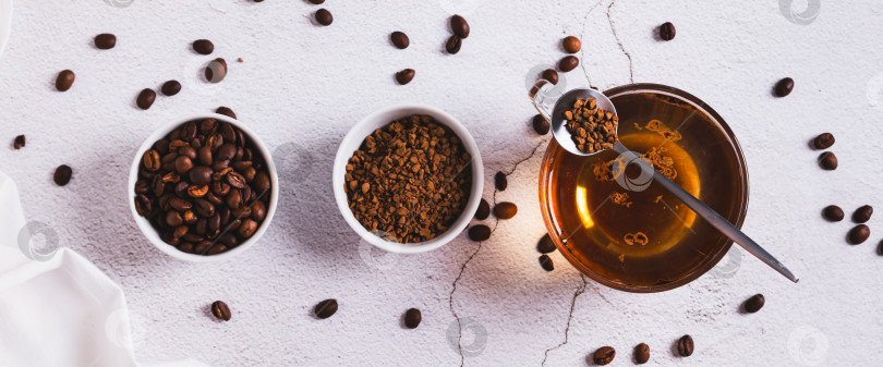 Скачать Концепция выбора между кофе в зернах и растворимым кофе вид сверху на веб-баннер фотосток Ozero