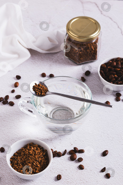 Скачать Концепция выбора между кофейными зернами и растворимым кофе на столе в вертикальном положении фотосток Ozero