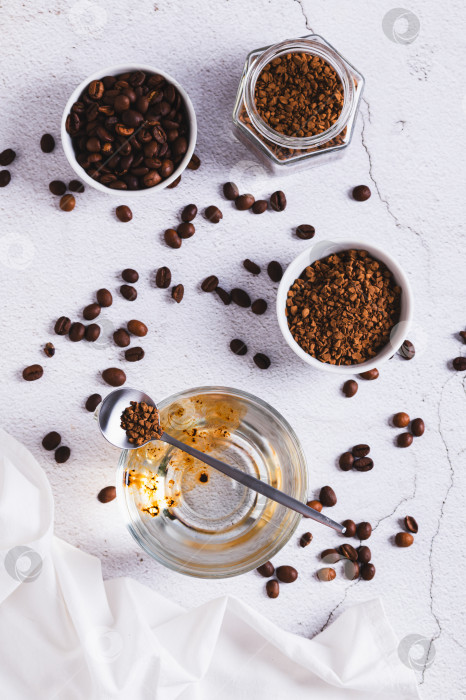 Скачать Концепция выбора между кофейными зернами и растворимым кофе вид сверху и по вертикали фотосток Ozero