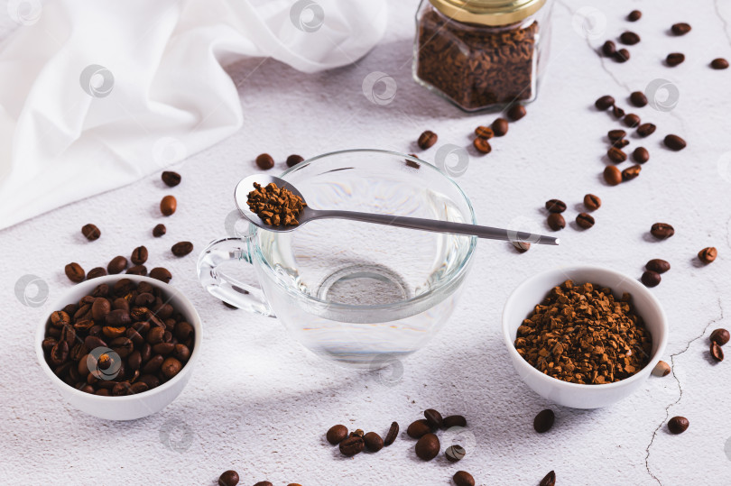 Скачать Концепция выбора между кофейными зернами и растворимым кофе на столе фотосток Ozero