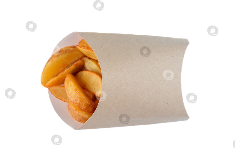 Скачать Хрустящая золотистая картофельная долька в кармашке из крафт-бумаги на белом фоне, вид сверху крупным планом, плоская обложка с пространством для копирования, вкусная, пикантная американская фаст-фуд фотосток Ozero