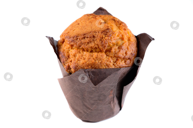Скачать Вкусный сладкий маффин в коричневой бумажной обертке в виде тюльпана на белом фоне вид сбоку крупным планом с копией пространства для выпечки десерта для меню фотосток Ozero