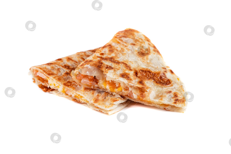 Скачать Вкуснейшая кесадилья с креветками и плавленым сыром, вид сбоку крупным планом на белом фоне с пространством для копирования пикантная мексиканская закуска на вынос фотосток Ozero