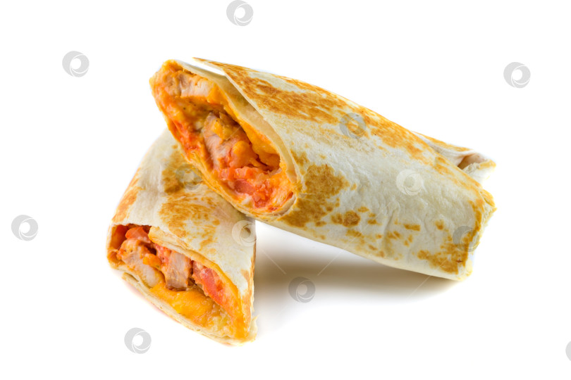 Скачать Свежеприготовленная куриная грудка гриль, разрезанная пополам, с плавленым сыром и помидорами на белом фоне, вид сбоку крупным планом, вкусная пикантная мясная закуска для меню фотосток Ozero