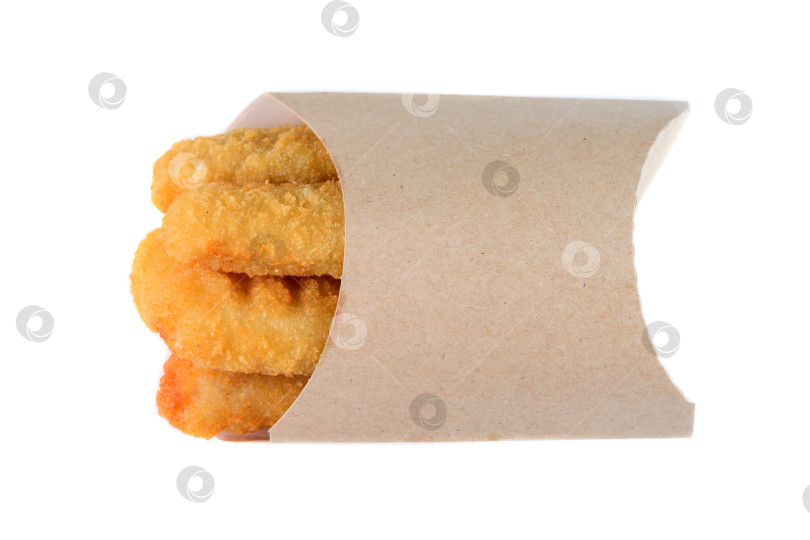 Скачать Хрустящая жареная сырная палочка в кармашке из крафт-бумаги на белом фоне вид сверху крупным планом плоская подложка с пространством для копирования вкусная пикантная закуска из фастфуда фотосток Ozero