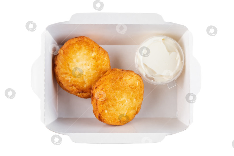 Скачать Картофельные оладьи со сметанным кремом в белой бумажной упаковке, вид сверху крупным планом, в плоском виде, вкусные и пикантные блюда на завтрак или обед, доставка закусок фотосток Ozero