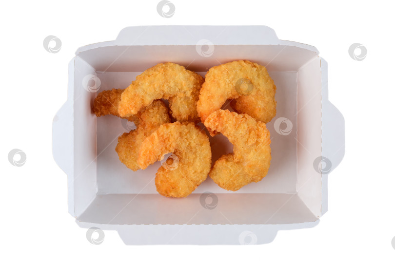 Скачать Хрустящие жареные креветки в белой бумажной коробке на вынос на белом фоне вид сверху крупным планом плоская тарелка с местом для копирования вкусная закуска из морепродуктов фотосток Ozero