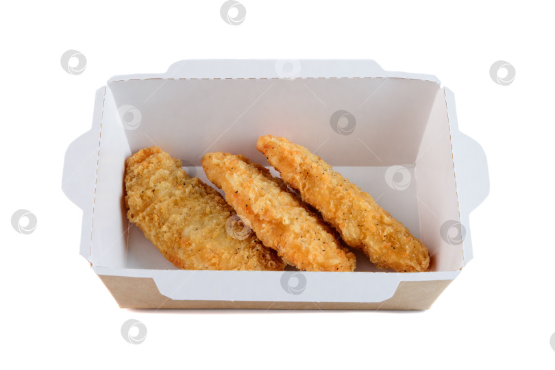 Скачать Свежеиспеченная хрустящая куриная грудка в контейнере из крафт-бумаги на вынос на белом фоне, вид сбоку крупным планом, вкусная пикантная американская закуска из фаст-фуда фотосток Ozero