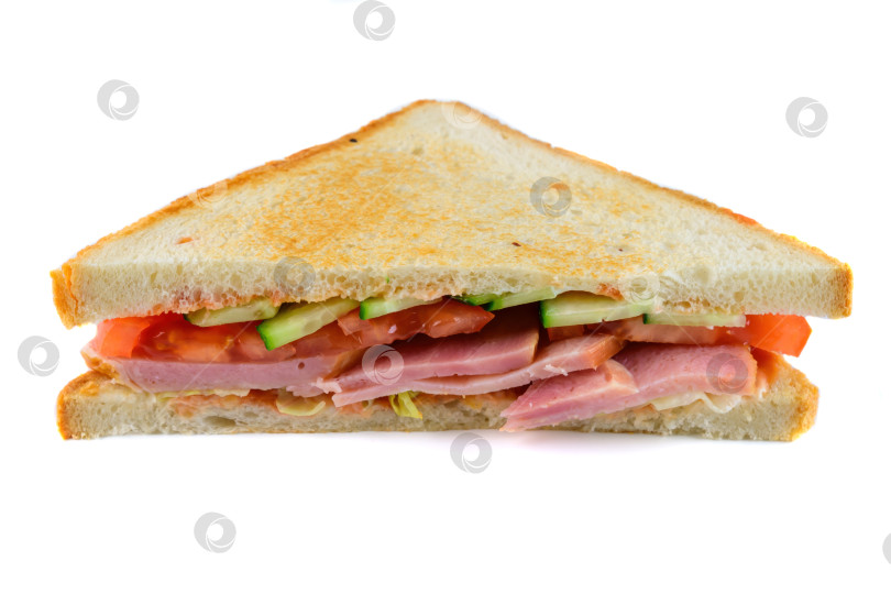 Скачать Свежий клубный сэндвич с ветчиной помидорами и огурцом на поджаренном хлебе, вид сбоку крупным планом на белом фоне с пространством для копирования, вкусная пикантная мясная закуска фотосток Ozero